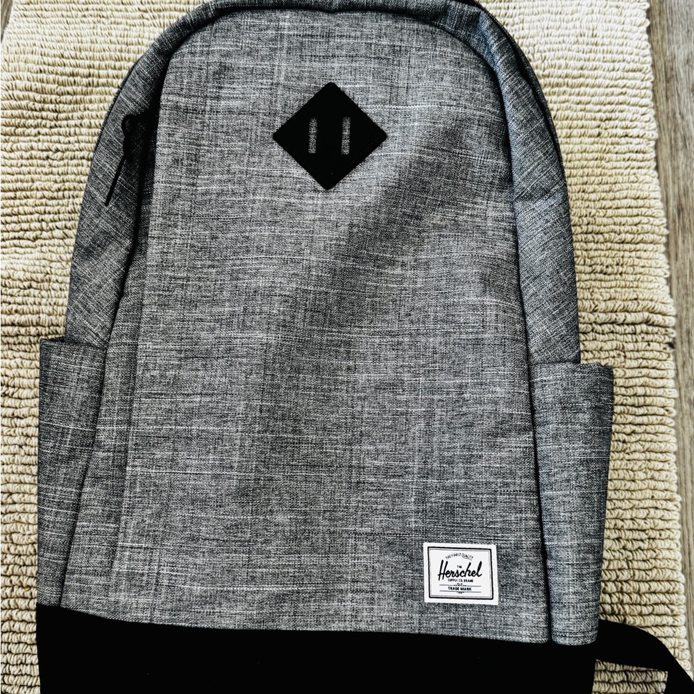 Herschel Seymour 26L Backpack – Raven Crosshatch – Excellent Condition